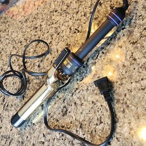 Hot Tools, Signature Series, 1.5in., curling iron. Gold finish, 430°, stand